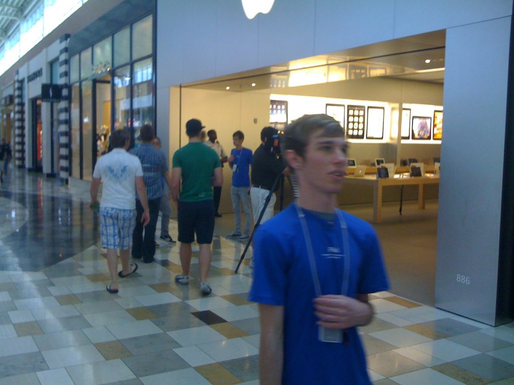 Apple iPad 1 launch - Brandon Apple Store opens