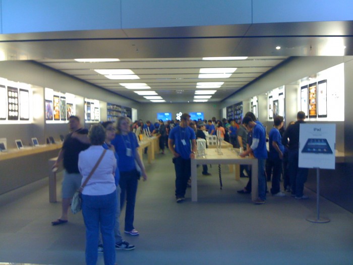 Apple iPad 1 launch - Brandon Apple Store open