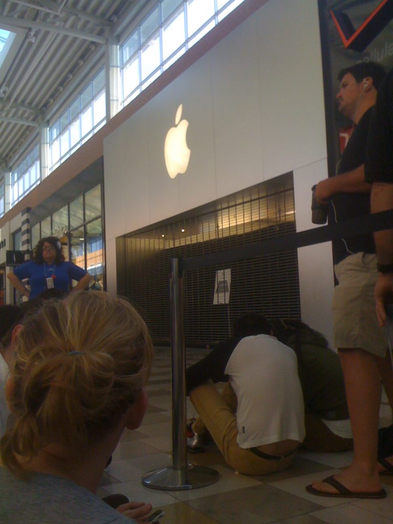 Apple iPad 1 launch - Brandon Apple Store