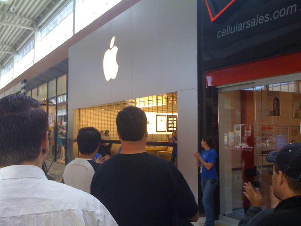 Apple iPad 1 launch - store opens